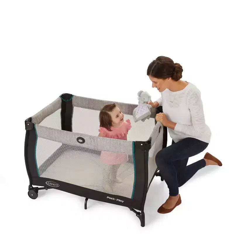 Comprend un berceau pliant, une table à langer et des roulettes blocables.