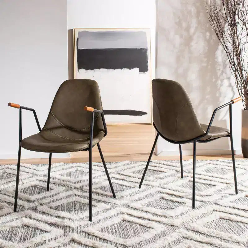 chaises de salle à manger de style médiéval