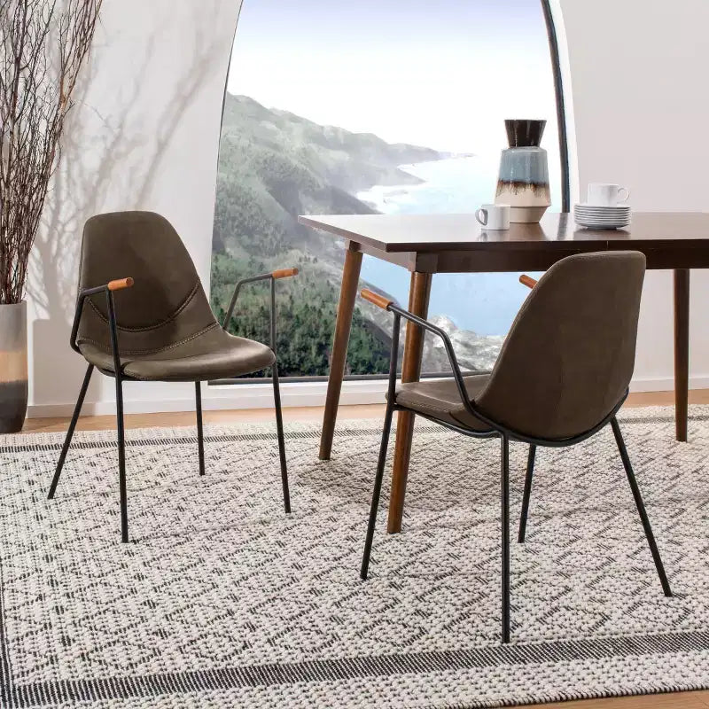 chaises de salle à manger de style médiéval