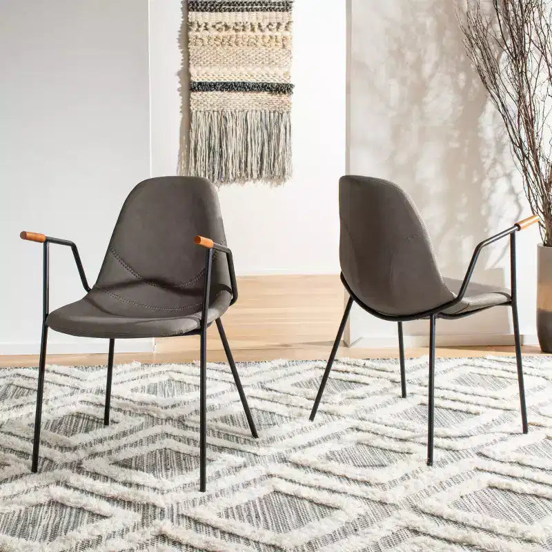 chaises de salle à manger de style médiéval