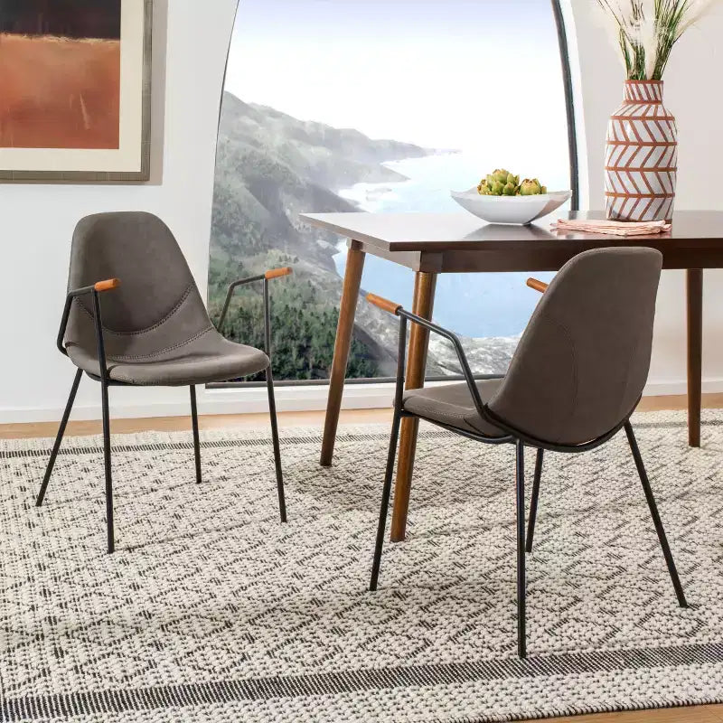chaises de salle à manger de style médiéval