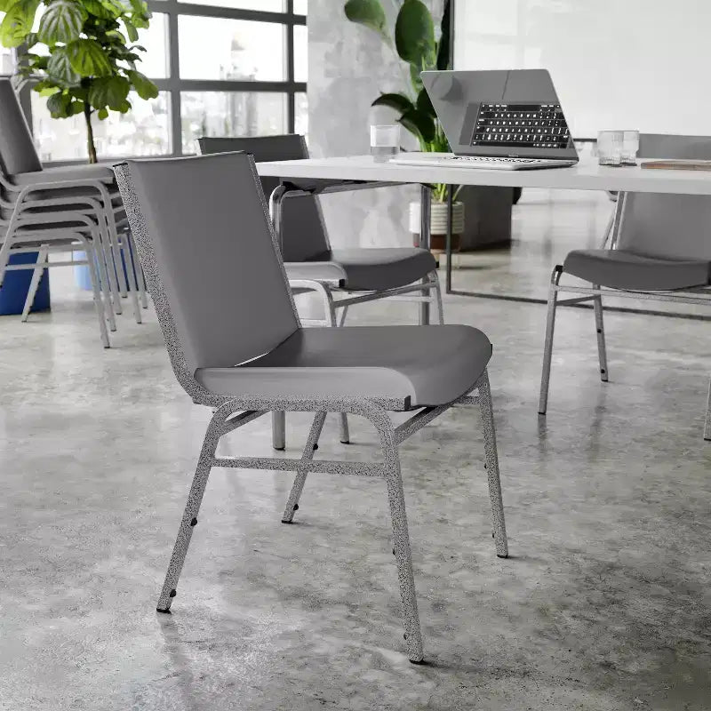 Chaises empilables robustes