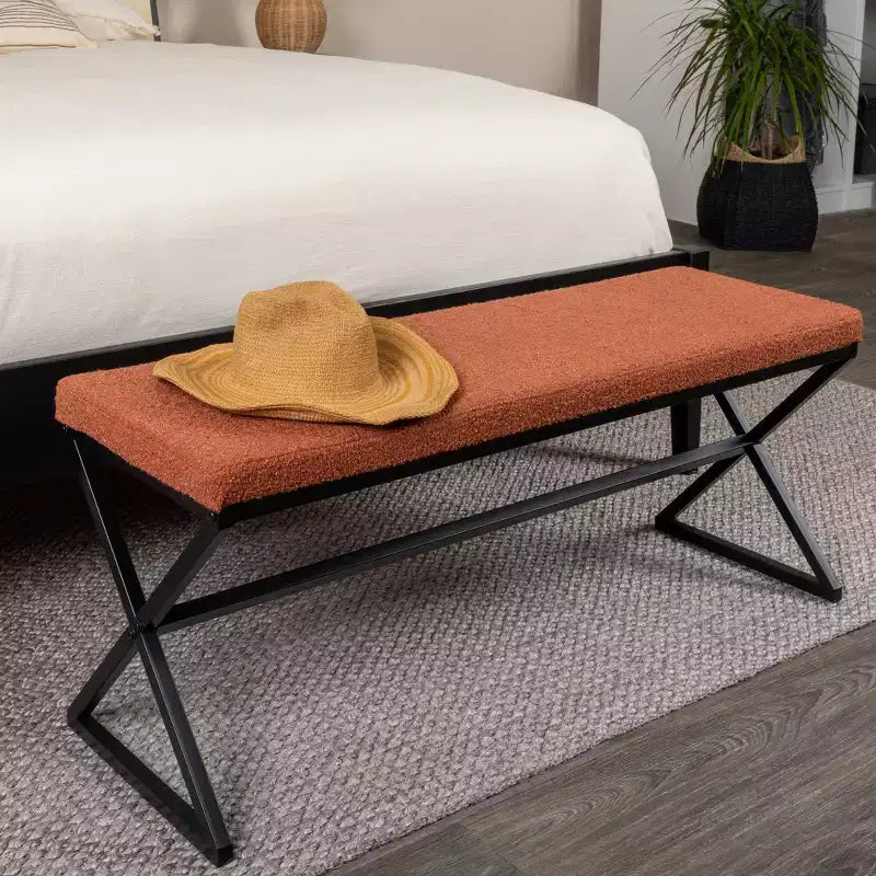 Banc en métal avec coussins en bouclette
