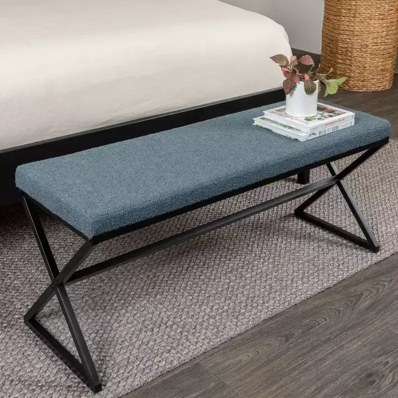 Banc en métal avec coussins en bouclette