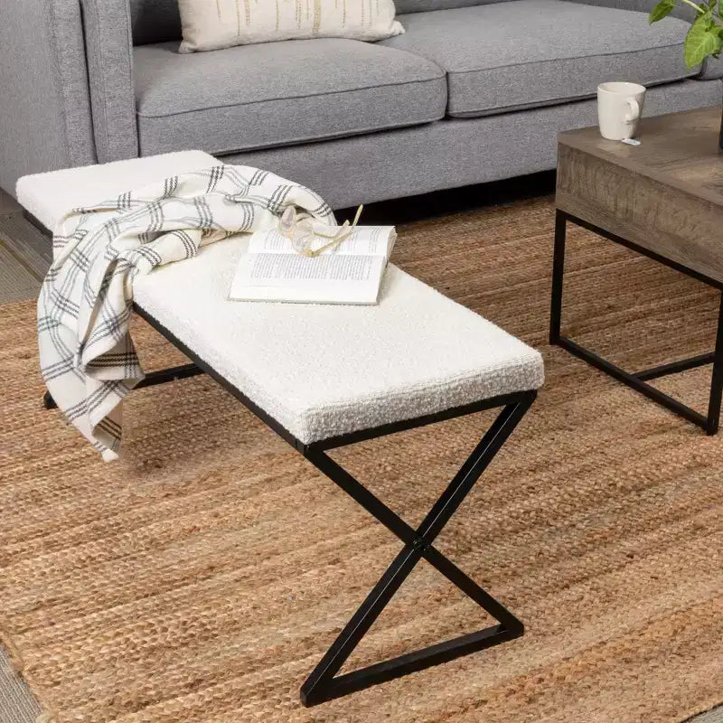 Banc en métal avec coussins en bouclette